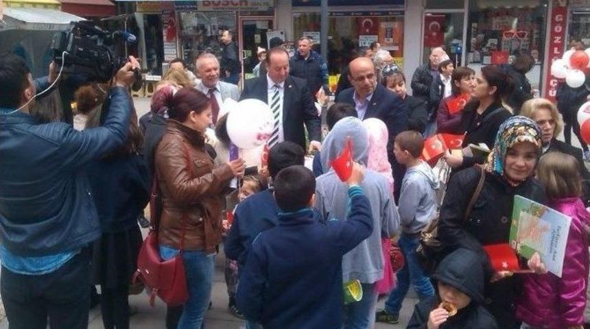 Milletvekili Adayı Akay&rsquo;dan &Ccedil;ocuklara 23 Nisan Hediyesi
