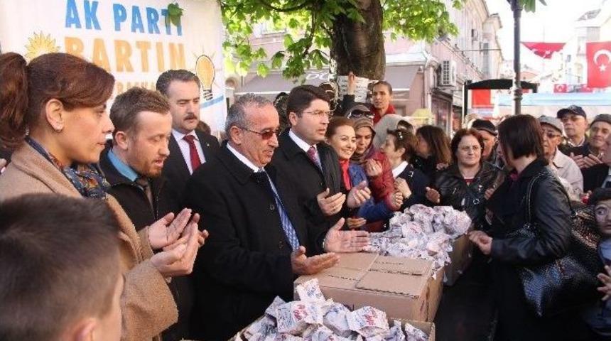 Ak Parti Kadın Kolları Kandil Simidi Dağıttı
