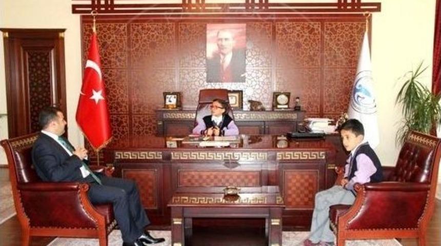Kaymakam Yaşar Koltuğunu &Ouml;ğrencilere Devretti