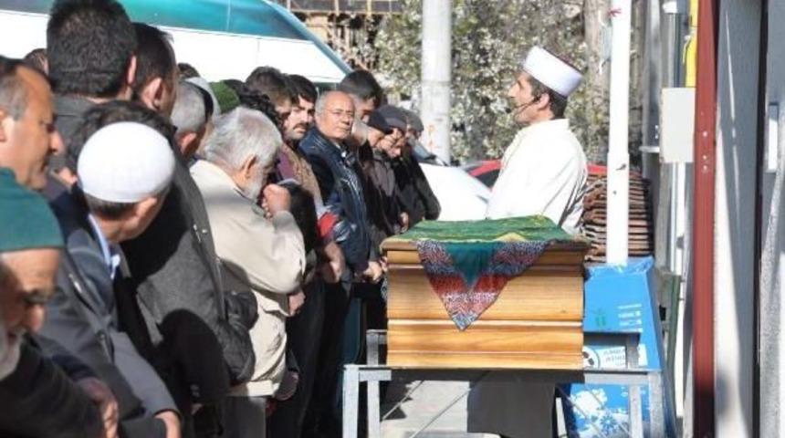 Fransa'da Doğalgaz Patlamasında &Ouml;len Kadın Eskişehir'de Toprağa Verildi