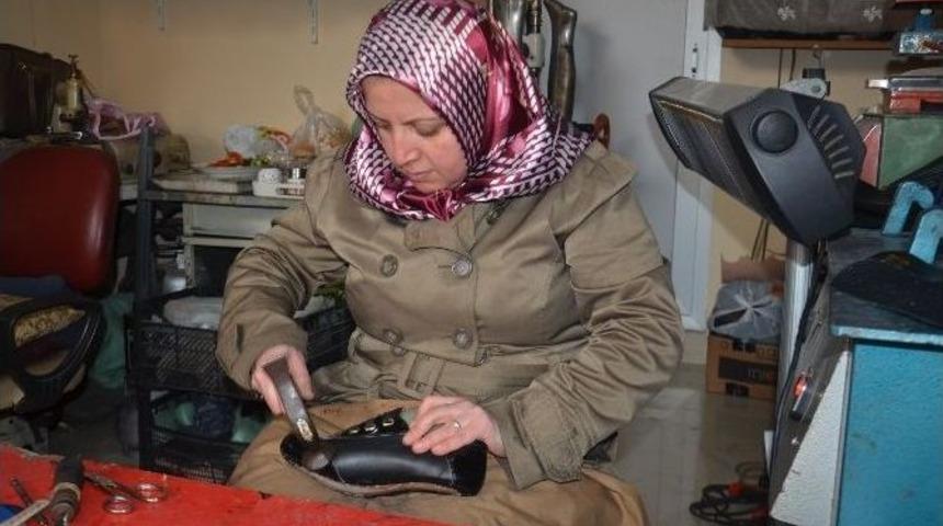 3 &Ccedil;ocuk Annesi Kadın 17 Yıldır Ayakkabı Tamiri Yapıyor