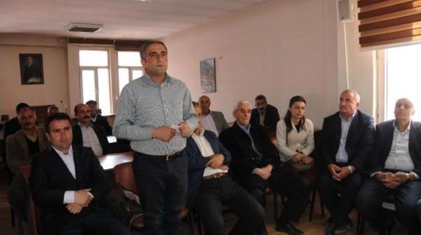 Hakkari'de Kavgalı Aileleri Belediye G&ouml;revlileri Barıştırdı