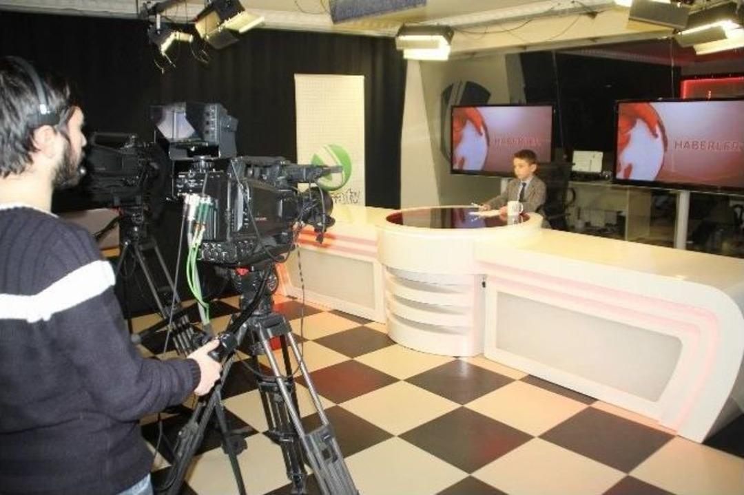 &Ccedil;ocuklar Hem Y&ouml;netmenlik Hem Spikerlik Yaptı