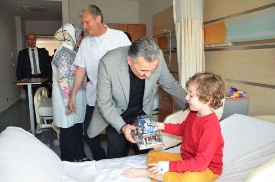 Vali Ayyıldız 23 Nisan&rsquo;da &Ccedil;ocuk Hastaları Sevindirdi