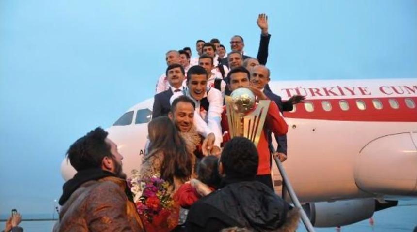 D&uuml;nya Şampiyonlarına Trabzon&rsquo;Da Coşkulu Karşılama