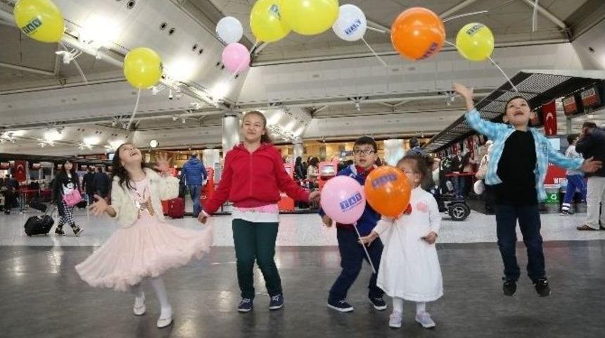 Tav Havalimanları, &Ccedil;ocuk Yolcuların Bayramı&rsquo;nı S&uuml;priz Hediyelerle Kutladı.