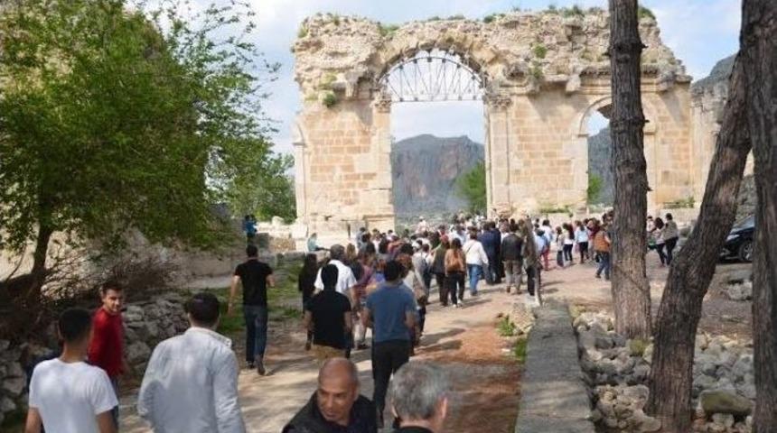 Anavarza Antik Kenti Halka A&ccedil;ıldı