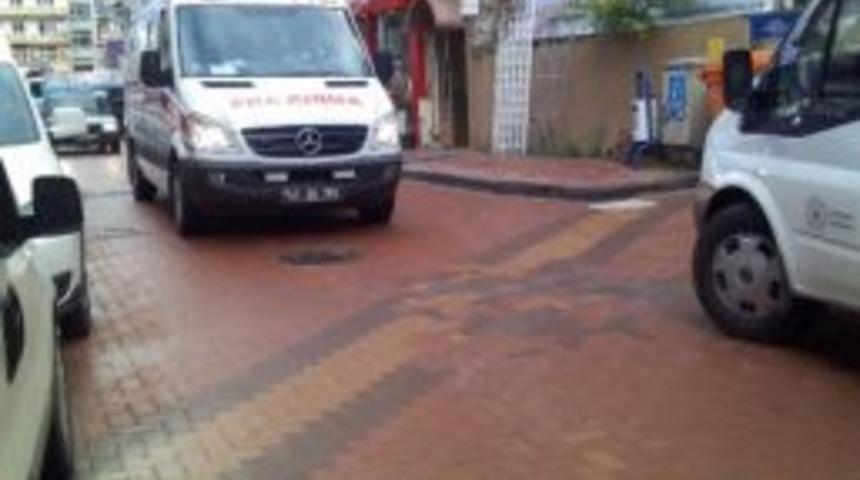 Hastaya Giden Ambulans Dakikalarca Bekledi