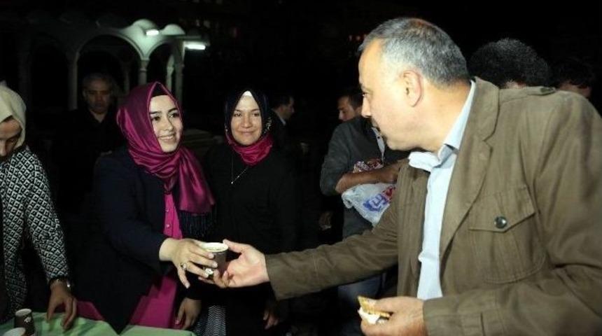 Ak Parti Adayı &Ccedil;elik, Kandil Şerbeti İkram Etti