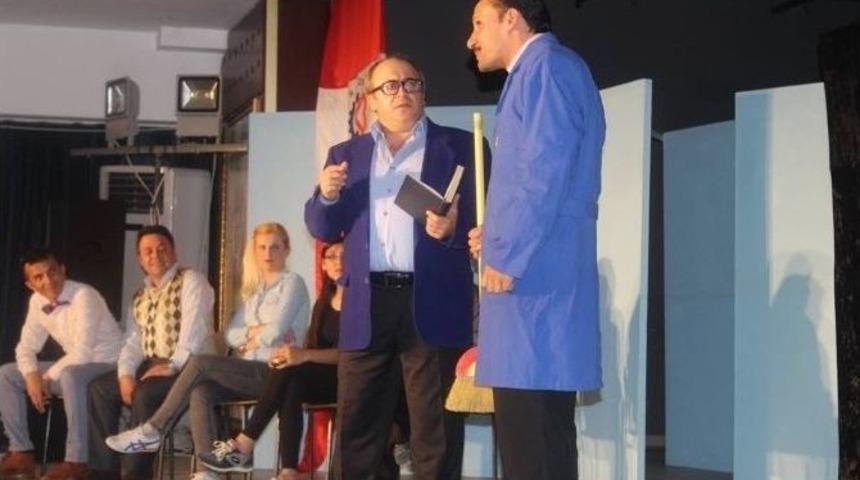 &Ccedil;erkezk&ouml;y Kent Konseyi Tiyatro Topluluğu Usta Tiyatrocuları Aratmadı