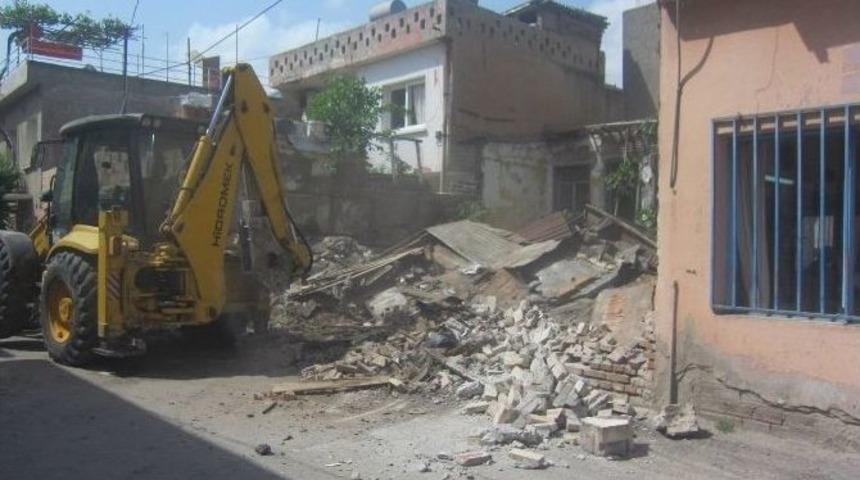 Seyhan&rsquo;da Ka&ccedil;ak Ve Riskli Binalar Yıkılıyor