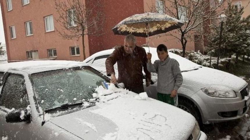 Ahlat&rsquo;ta Kar Yağışı