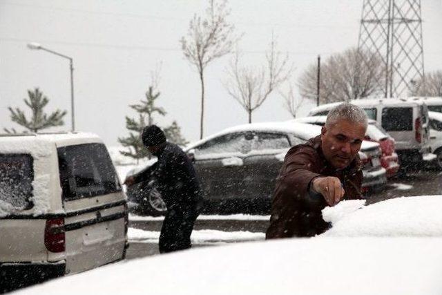 Ahlat’ta Kar Yağışı