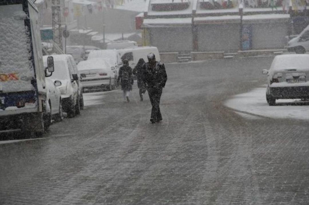 Başkale&rsquo;de Kar Yağışı