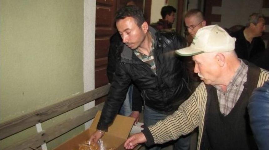 Başkan &Ccedil;alışkan, 2 Bin 500 Paket Kandil Simidi Dağıttı