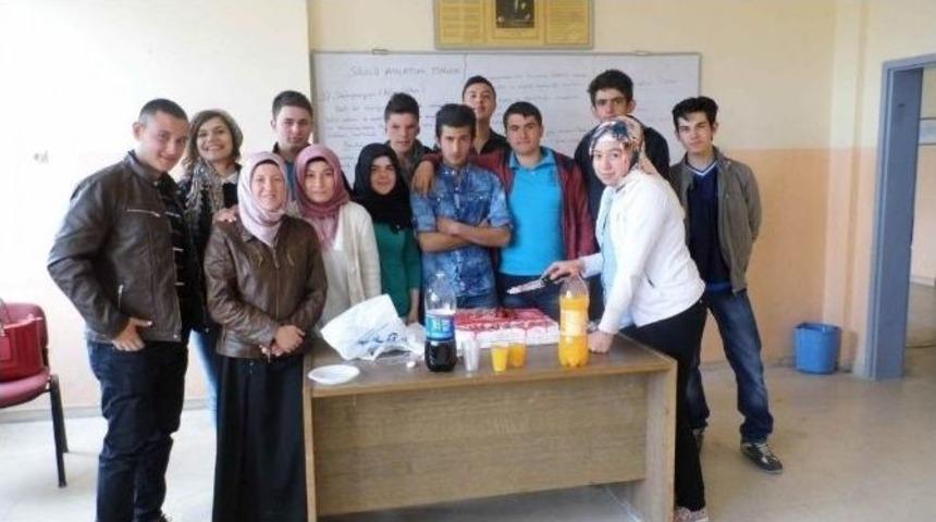 Lise &Ouml;ğrencileri Peygamberimizin Doğum G&uuml;n&uuml;n&uuml; Pasta Keserek Kutladı