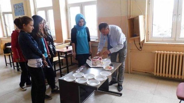 Lise Öğrencileri Peygamberimizin Doğum Gününü Pasta Keserek Kutladı