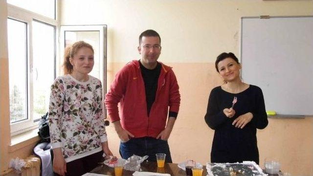 Lise Öğrencileri Peygamberimizin Doğum Gününü Pasta Keserek Kutladı