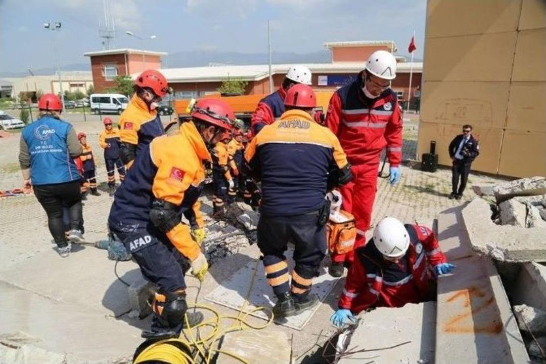 6.9 B&uuml;y&uuml;kl&uuml;ğ&uuml;nde Deprem Ve Sonrası Tatbikatı