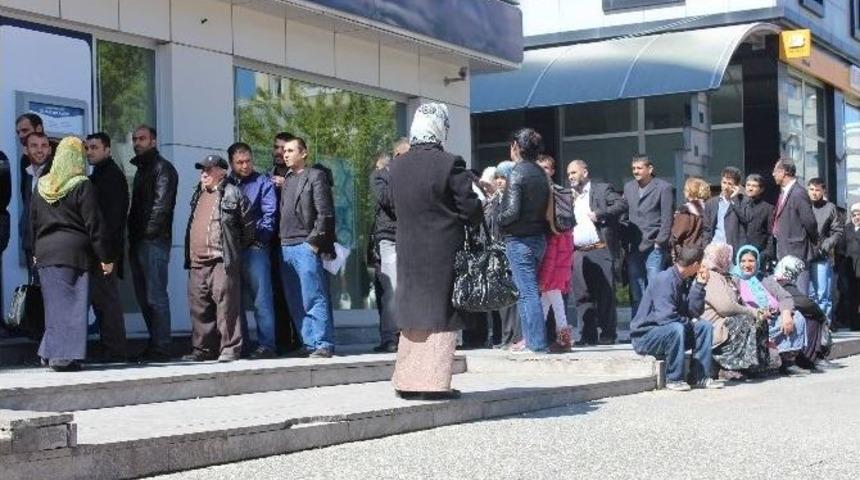 Toplu Konut M&uuml;racatları Banka &Ouml;n&uuml;nde Kuyruk Oluşturdu