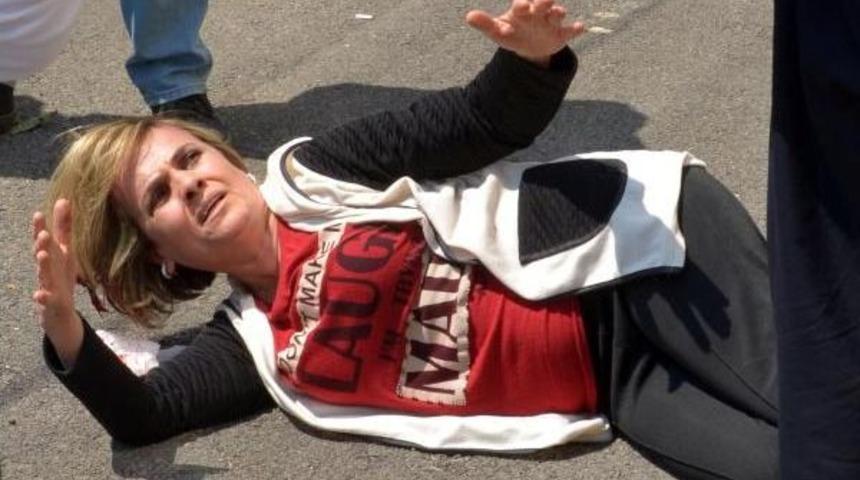 Yerde S&uuml;r&uuml;klendi, Yaralandı, &Ccedil;antasını Kaptırmadı