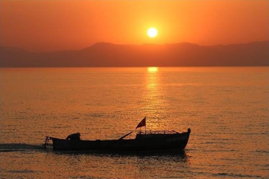 Beyşehir G&ouml;l&uuml;nde G&uuml;neşin Batışı Bir Başka G&uuml;zel