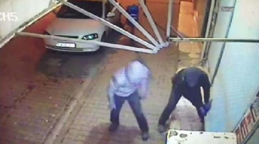 Marketten Hırsızlık G&uuml;venlik Kamerasında