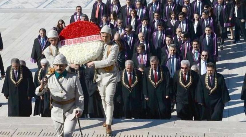 Anayasa Mahkemesi Başkanı Arslan Ile Üyeler Anıtkabir'i Ziyaret Etti