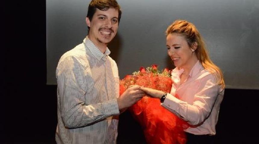 Tiyatro Sahnesinde S&uuml;rpriz Evlenme Teklifi