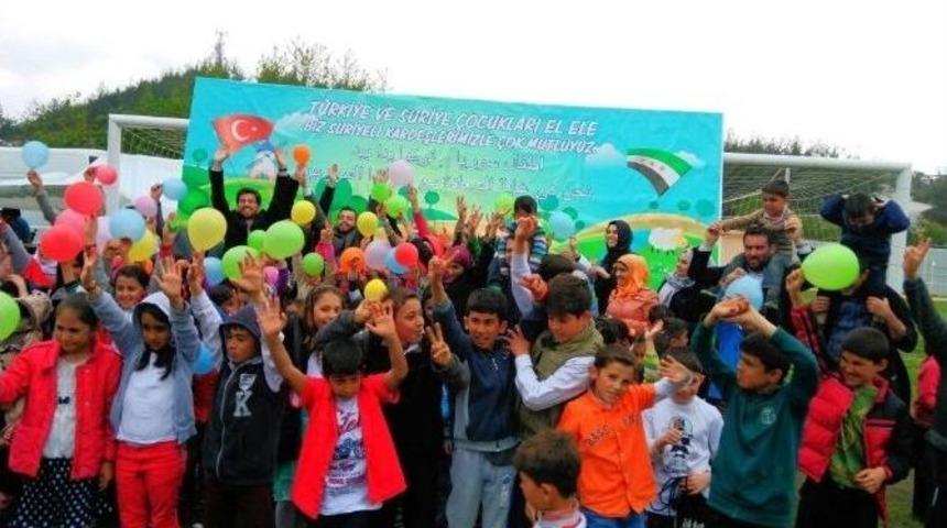 Ak Partili Gen&ccedil;ler &Ccedil;ocukları Sevindirdi