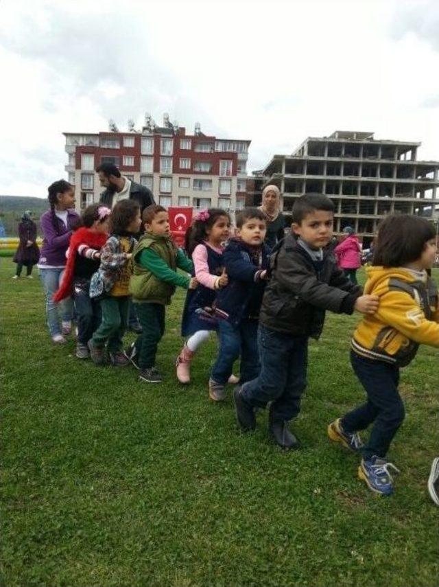 Ak Partili Gençler Çocukları Sevindirdi