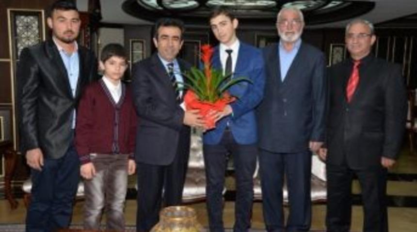 Cımbızlar Camii Dernek Y&ouml;netimi Vali G&uuml;zeloğlu&rsquo;nu Ziyaret Etti