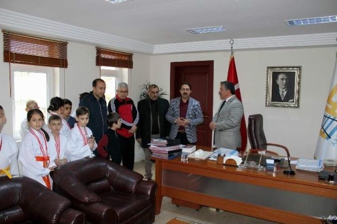 Arifiyeli Karatecilerden Madalya Yağmuru