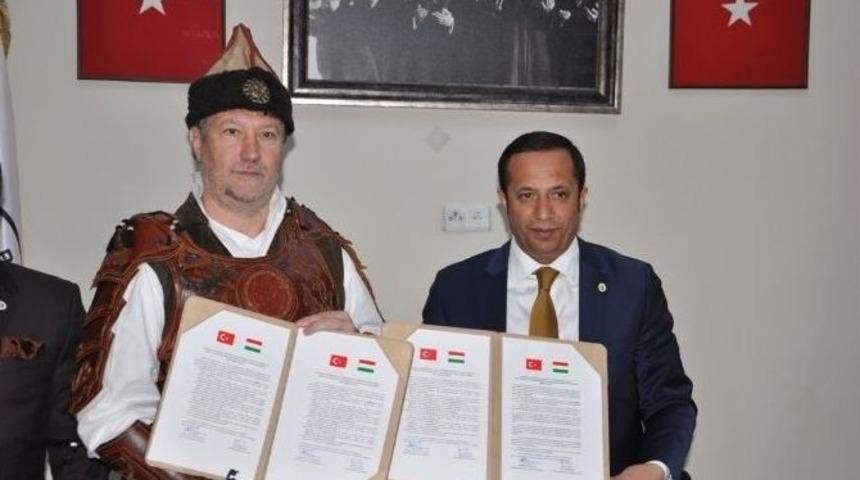 Başkanlar Kardeş Şehir Protokol&uuml;n&uuml; İmzaladı