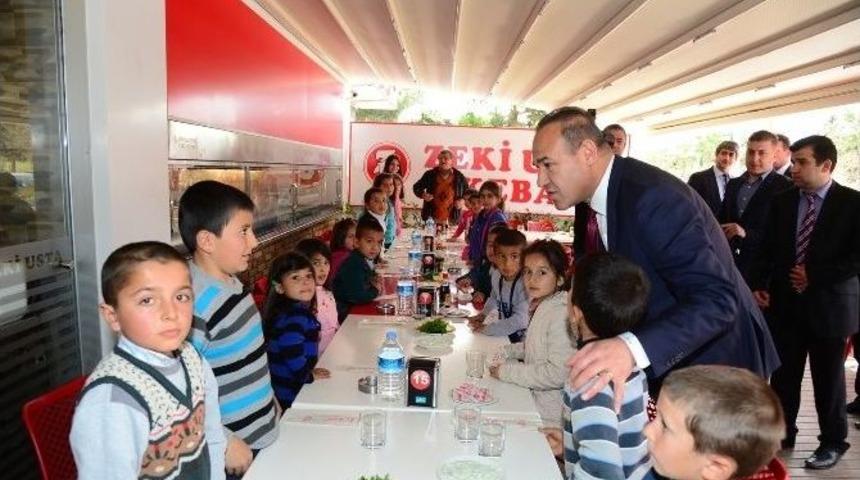 &Ccedil;ocuklar Başkan S&ouml;zl&uuml; İle Kebap Yedi