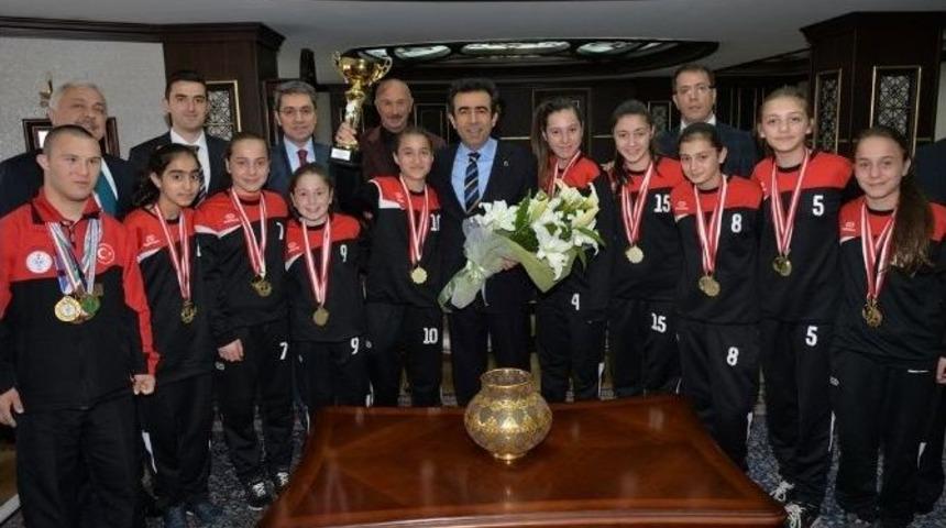 Yıldızlar Bayan Futsal T&uuml;rkiye Şampiyonları Vali G&uuml;zeloğlu&rsquo;nu Ziyaret Etti