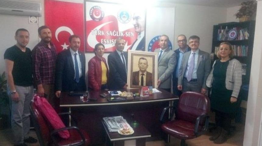 Eskişehir T&uuml;rkav&rsquo;dan T&uuml;rk Eğitim Sen&rsquo;e Ve T&uuml;rk Sağlık Sen&rsquo;e Fotoğraflı Plaket &Ouml;d&uuml;l&uuml;