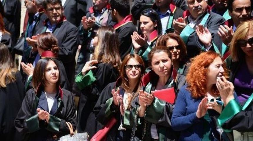 Adana'da Avukatlar, Meslektaşlarının Tutuklanmasını Alkışlarla Protesto Etti