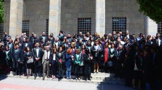 Adana'da Avukatlar, Meslektaşlarının Tutuklanmasını Alkışlarla Protesto Etti