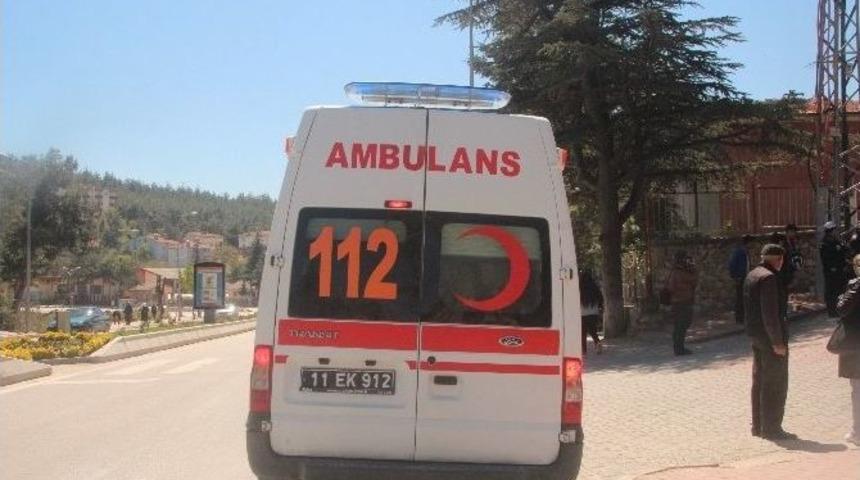 Elektrikli Motosikleti İle Kıza &Ccedil;arpmamak İsterken Yaralandı