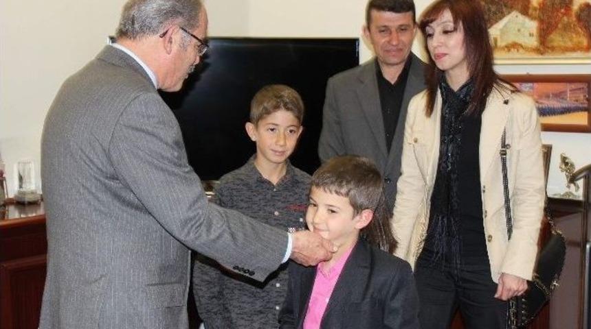 Bayrağı &Ouml;pen &Ccedil;ocuktan B&uuml;y&uuml;kerşen&rsquo;e Ziyaret