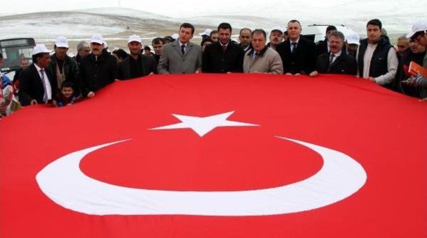 Ermeni Katliamına Kurban Gidenler I&ccedil;in Kar Altında Fidan Diktiler