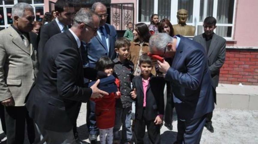 T&uuml;rkiye'nin Konuştuğu 8 Yaşındaki Beren Nafi: Bayrağı I&ccedil;imden Geldiği I&ccedil;in Bir S&uuml;r&uuml; &Ouml;pt&uuml;m (2)