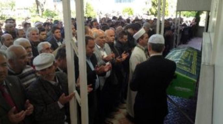 Trafik Kazasında &Ouml;len S&uuml;r&uuml;c&uuml; Toprağa Verildi