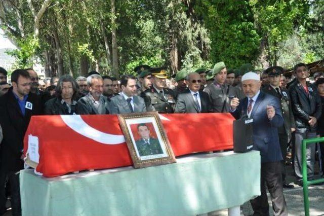 Yolda Kalan Sürücüye Yardım Ederken Kazada Ölen Uzman Erbaş Toprağa Verildi