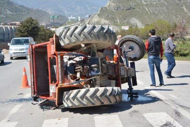 Otomobil Traktöre Çarptı: 3 Yaralı