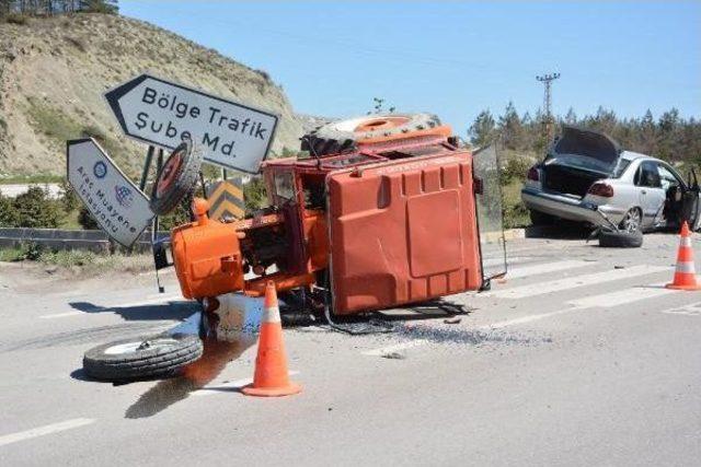 Otomobil Traktöre Çarptı: 3 Yaralı