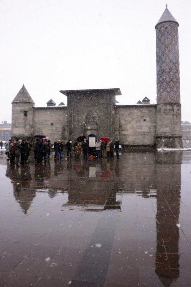 Ermeni Çetecilerin Öldürdüğü Erzurum Belediye Başkanı Hakkı Paşa Anıldı