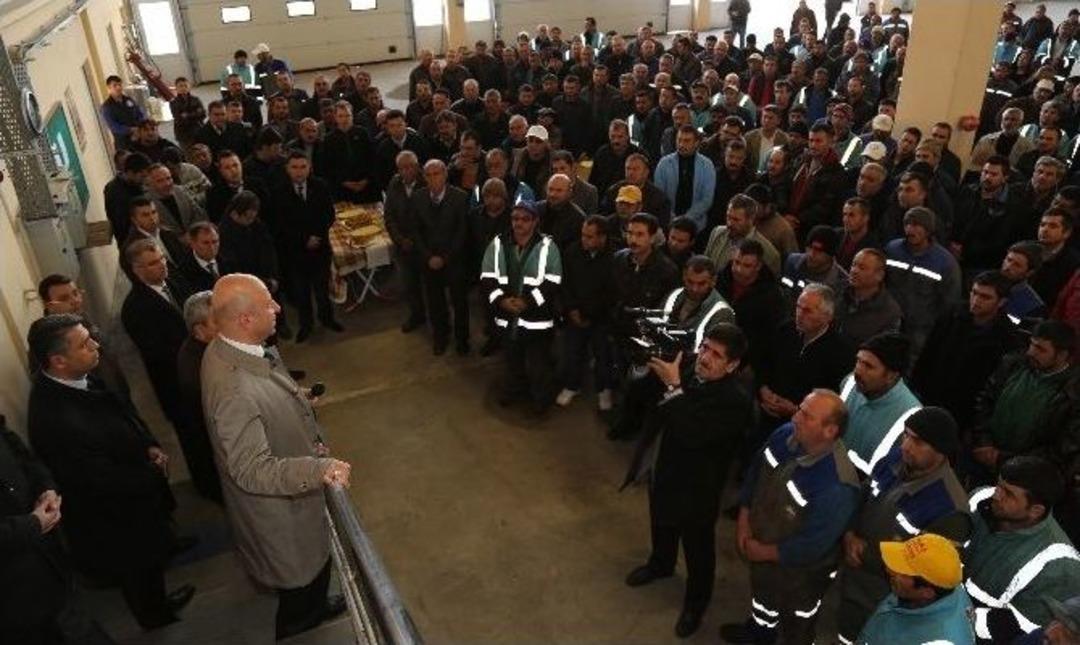 &Ccedil;olakbayrakdar At&ouml;lyede İş&ccedil;ilerle Kahvaltı Yaptı