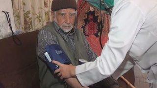 Yaşlıların Saç Sakal Traşını Kaymakamlık Evde Yaptırıyor